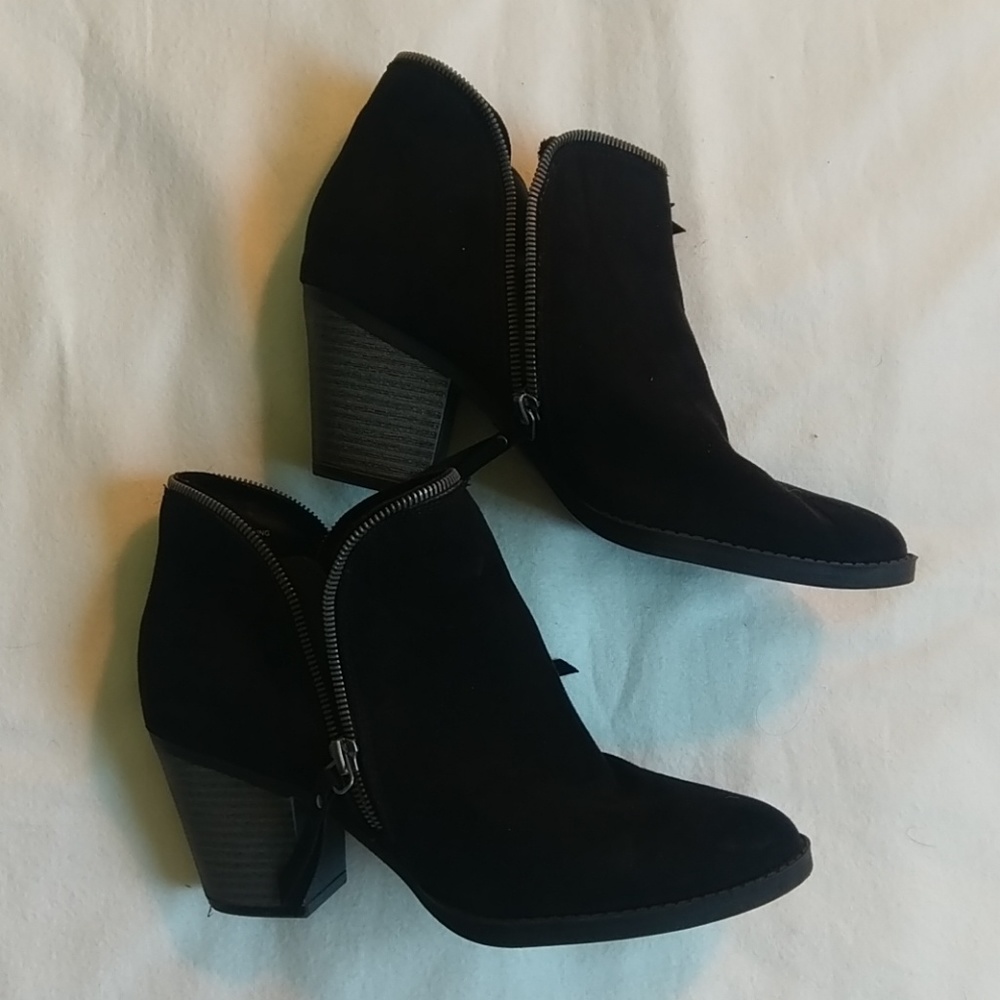 BRAND NEW 🖤 Black Suede Booties!